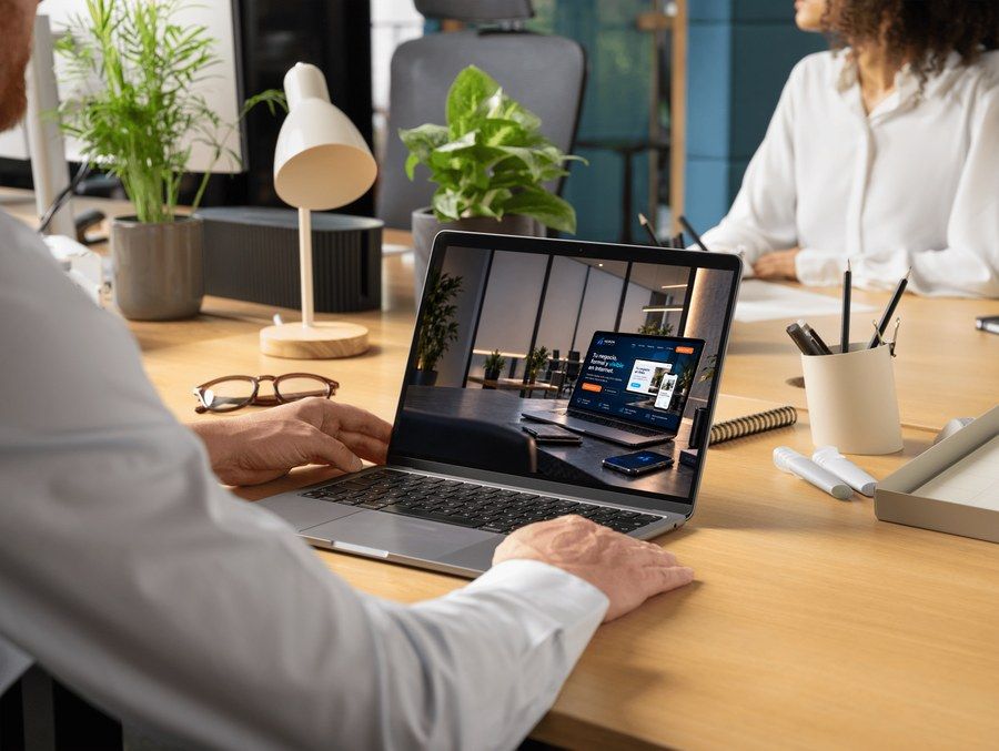 Dos personas revisando el diseño de un sitio web en una laptop